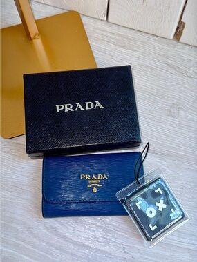 Authentic PRADA 6 key ring key case in  crafted in textured Vitello Move leather